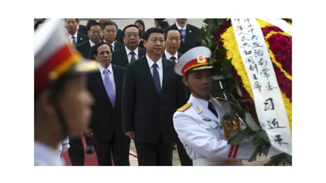 Sáng 21/12, phái đoàn Trung Quốc mang vòng hoa tới viếng lăng Chủ tịch Hồ Chí Minh.