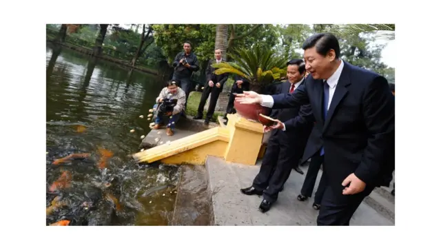 Ông Tập cho cá ăn, hình ảnh gợi nhắc lại ngày xưa khi Chủ tịch Hồ Chí Minh ra cầu ao trước nhà sàn cho cá ăn. Cha ông Tập, Tập Trọng Huân, được cho là có quan hệ gần gũi với Chủ tịch Hồ Chí Minh.