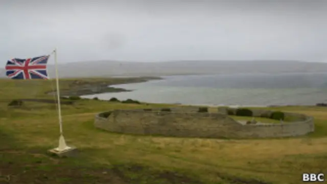 Bandera británica en un cementerior de las islas Malvinas.