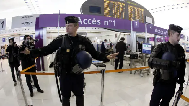 Polisi anti huru hara dikerahkan ke bandara