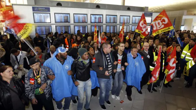 Unjuk rasa menuntut kenaikan gaji