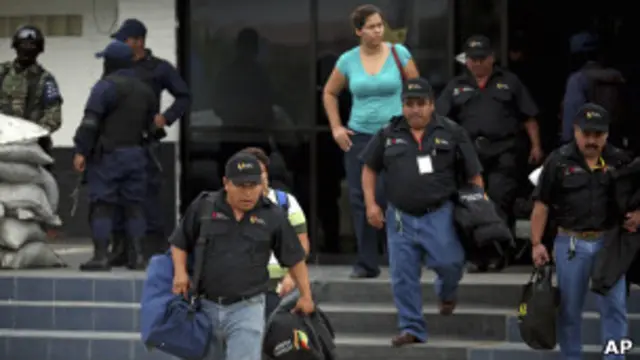 Policías desarmados en Veracruz, México.
