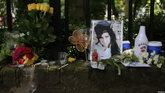 Цветы в память Эми Уайнхаус