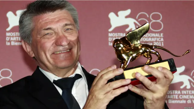 Александр Сокуров с "Золотым львом" в руках