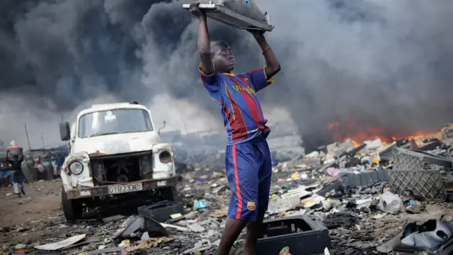 اقوامِ متحدہ کے ادارے يونیسف کی جانب سے منعقدہ مقابلے میں افریقی ملک گھانا میں زہریلے کوڑے کے ڈھیر سے سامان چنتے ہوئے اس بچے کی تصویر کو سال کی بہترین تصویر کے طور پر منتخب کیا گیا ہے۔ گھانا ایک ایسا ملک ہے جہاں یورپ کے امیر ممالک کا کوڑا لایا جاتا ہے اور مقامی بچے انہی ڈھیروں سے قیمتی چیزیں چن کر اپنی روزی روٹی چلانے کی کوشش کرتے ہیں۔