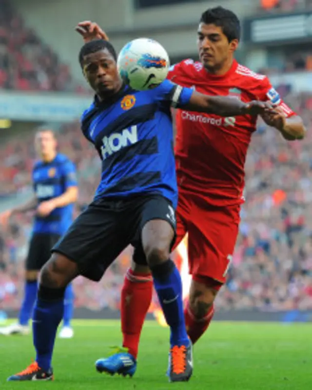 El futbolista francés Patrice Evra del Manchester United y el uruguayo Luis Suárez del Liverpool durante el partido en el que se enfrentaron.