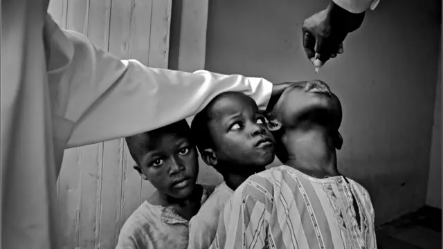 مقابلے میں تیسری پوزیشن نائجیریا کی اس تصویر کو ملی ہے جس میں وہاں پولیو کے خلاف جاری مہم کو دکھایا گیا ہے۔ اس ویکسین کے استعمال کے بعد نائجیریا میں سنہ دو ہزار نو اور دس میں پولیو کے مریضوں میں پچانوے فیصد تک کمی دیکھی گئی ہے