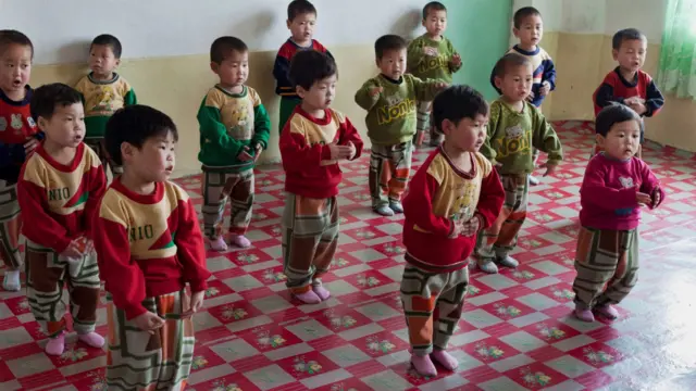 اس تصویر میں پوری دنیا سے الگ تھلگ رہنے والے چند ممالک میں سے ایک شمالی کوریا کے یتیم خانے میں رہنے والے بچوں کو دکھایا گیا ہے۔’محرومی کی تانا شاہی‘ نام کی اس تصویر کو بھی مقابلے میں اعزازی انعام ملا۔