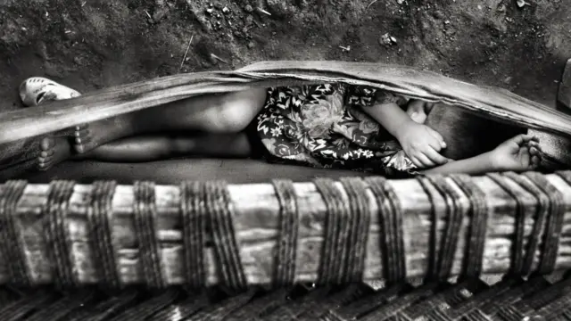 سال 2010 میں پاکستان میں آئے خوفناک سیلاب سے وہاں رہنے والے نوے لاکھ بچے متاثر ہوئے تھے. انہی متاثر بچوں میں سے ایک کی تصویر کھینچی تھی ليوكا توماسني نے ، جسے اس مقابلے میں حوصلہ افزائی کا انعام دیا گیا ہے. 