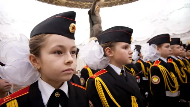 یہ تصویر روس کے ایک روایتی اسکول کی ہے، جہاں پانچ سے لے کر گیارہ سال کی طالبات کو موسیقی اور رقص کے ساتھ ساتھ فوجی تعلیم بھی دی جاتی ہے۔ 