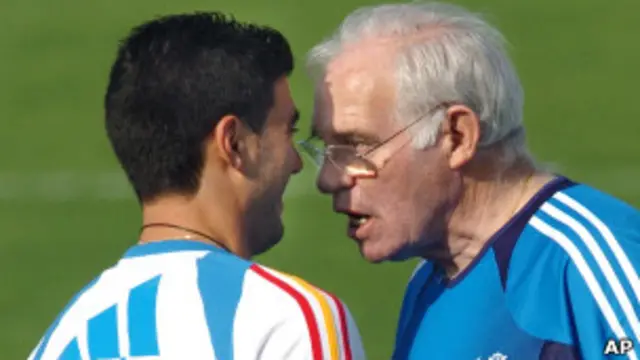 El entrenador español Luis Aragonés fue disculpado por los comentaristas de ese país cuando le dijo a un jugador "negro de mierda" porque era una expresión "bien castiza".