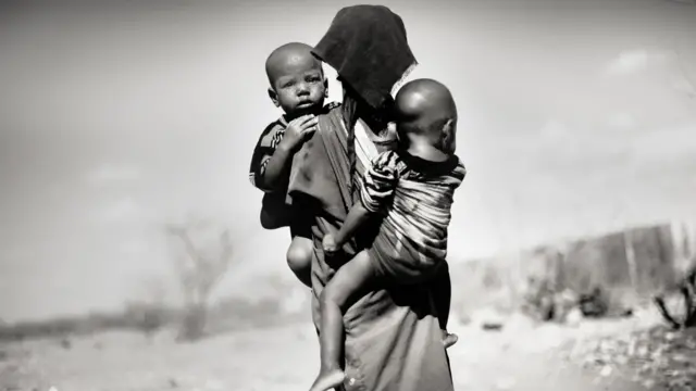 ’صومالیہ میں پھیلا ڈپریشن‘۔ اس تصویر کا یہی موضوع ہے ۔ صومالیہ اس وقت کئی طرح کے مسائل سے نبردآزما ہے ، جن میں مؤثر حکومت کی کمی، کئی طرح کے تنازعات ، موسم میں تبدیلی اور بارش کی کمی شامل ہیں. اس وجہ سے وہاں کے ہزاروں بچے غذا کی کمی کا شکار ہیں۔ 