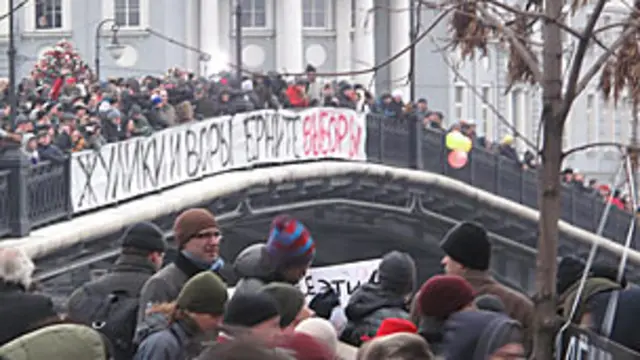 Мост у Болотной площади во время митинга