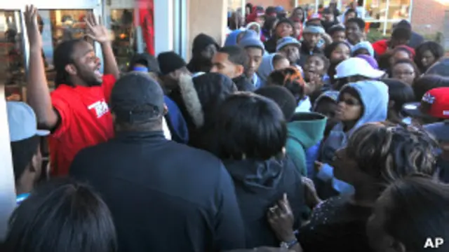 У входа в обувный магазин в Шарлотте, Северная Каролина, 23 декабря 2011 г.