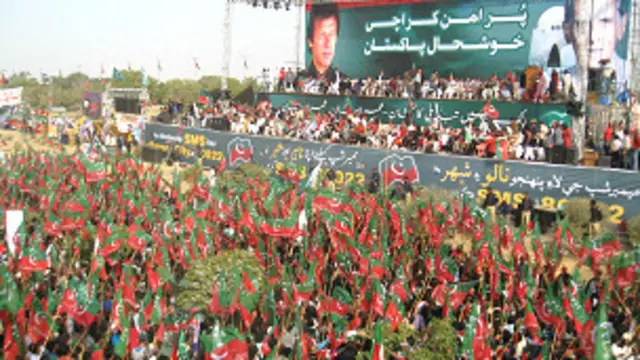 د عمران خان ملاتړو هغه په چکچکو هڅاوه، ډېرو د ګوند سور، سپین او شین بیرغ ښوراوه. 