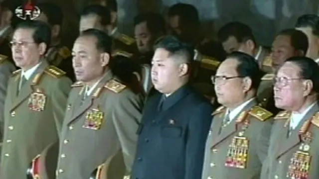 Kim Jong-un và Jang Song-thaek viếng Kim Jong-il