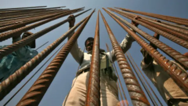 उत्पादन क्षेत्र में मंदी के चलते विकास की रफ्तार धीमी हो तो रोज़गार के अवसर पैदा नहीं होंगे.