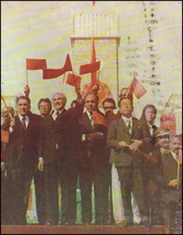 په کابل کې ارگ مخې ته د خلق دديموکراتيک گوند ځينې غړي