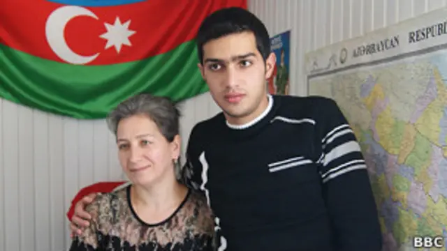 Джаббар Савалан дома с мамой