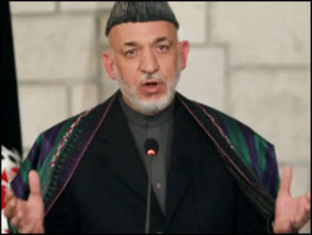 د ولسمشر کرزي وياند بي بي سي ته وويل " چې په افغانستان کې د امريکايي ځواکونو قوماندان ولسمشر کرزي سره د تيلي فوني تماس له لارې ددې پېښې له امله بخښنه غوښتې ده".