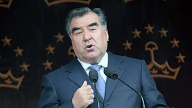 Президент Раҳмон ўз шарафига уюштирилаётган дабдабалардан хижолатда қолаётганини айтган