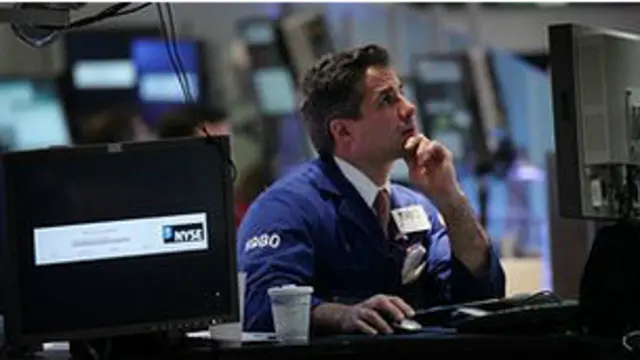 Operador de bolsa mira las pantallas