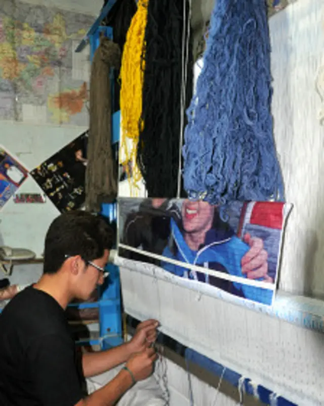 حدود یک میلیون نفر در افغانستان به قالی بافی مصروف هستند و بعد از میوه خشک این صنعت بیشترین ارز را وارد کشور می‌کند