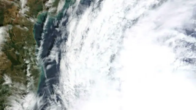 तटीय इलाक़ों में मछुआरों को समंदर में न जाने की सलाह दी गई है