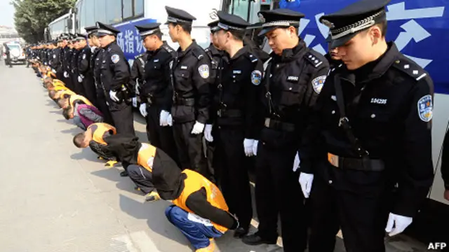 Policías chinos exhiben a condenados a muerte