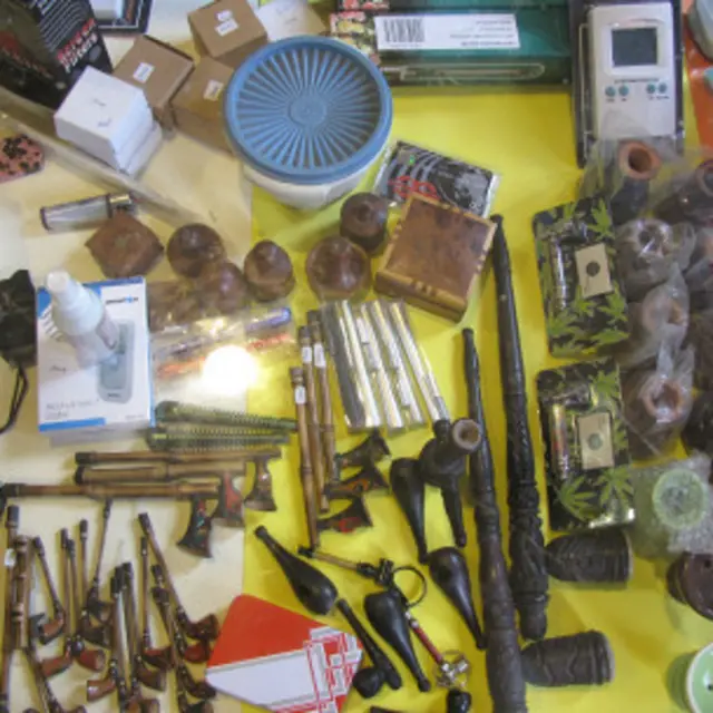 Instrumentos para fumar en una tienda en España