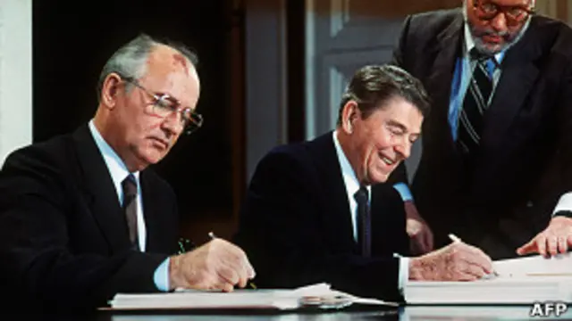 Ronald Reagan (dcha.) y Mijail Gorbachov 