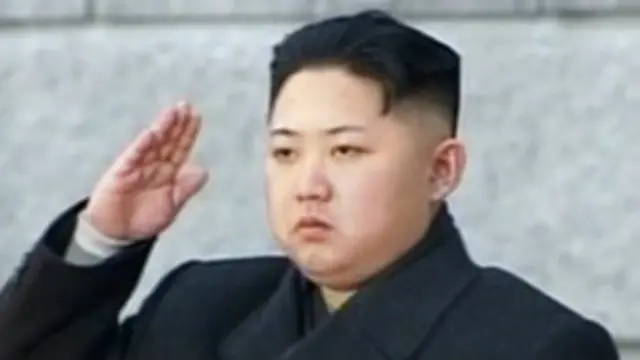 Lãnh đạo mới của Bắc Hàn Kim Jong-un chào dân chúng