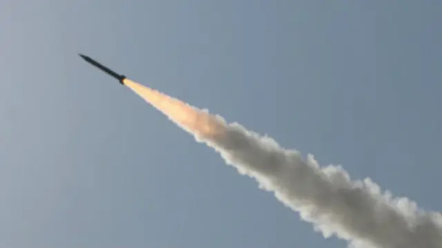 Rudal jarak jauh milik Iran itu ditembakkan dari daratan ke arah laut saat mereka menggelar latihan militer di Teluk.