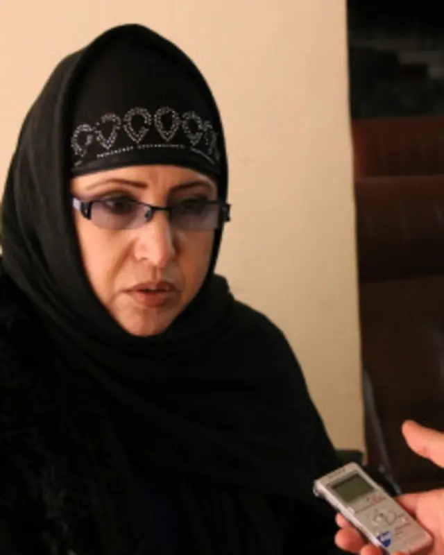 مسئول سازمان "زنان برای زنان افغان"، گفت از داستان قمرگل خبر دارد ولی هنوز نتوانسته اند اسناد لازم برای رهایی او را برای ارائه به دادگاه آماده کنند