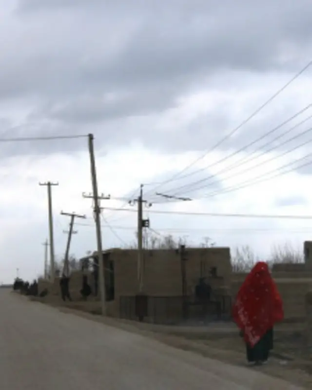 قمرگل نیز مانند گلناز در زندان کودکی به دنیا آورده است.