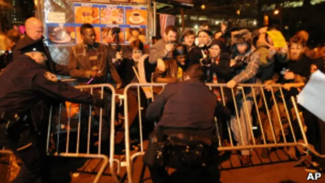 Polisi menangkapi demonstran di New York tahun lalu