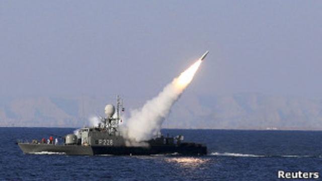 Иранский военный корабль запускает ракету средней дальности (фото 1 января 2012 года)