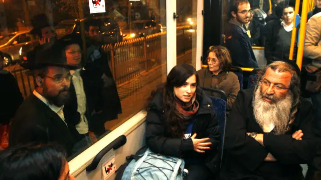 سيدة يهودية تركب حافلة خاصة باليهود المتشددين احتجاجا على الفصل بين الجنسين.