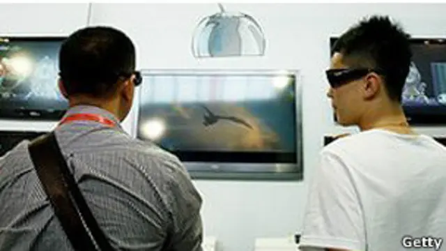 Espectadores ven una televisión en 3D