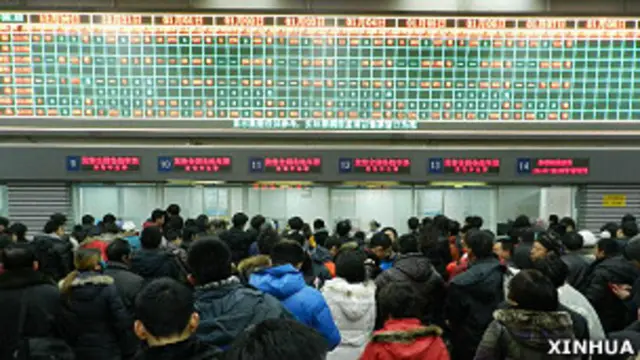 北京火车站售票大厅内乘客轮候购票（新华社图片30/12/2011）