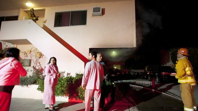 Напуганные жители Лос-Анджелеса в халатах