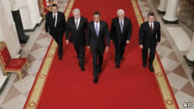 اول سپتامبر سال ۲۰۱۰ - از چپ: حسنی مبارک، رییس جمهور وقت مصر، بنیامین نتانیاهو، نخست وزیر اسرائیل، باراک اوباما، رییس جمهور آمریکا، محمود عباس، رییس تشکیلات خودگردان فلسطینی و ملک عبدالله دوم، پادشاه اردن در کاخ سفید. مذاکرات فلسطینی‌ها و اسرائیل سه سال پیش متوقف شد 