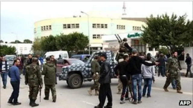 رجال ميلشيا في شارع الزاوية بطرابلس 