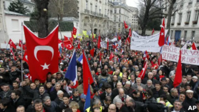В декабре члены турецкой общины Франции провели акцию протеста около парламента