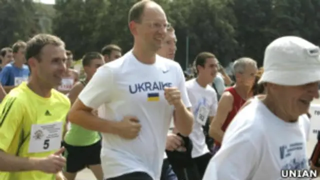 Арсеній Яценюк бере участь у марафоні
