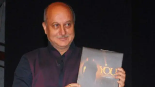 انوپم کھیر اپنی کتاب کا اجراء کرتے ہوئے