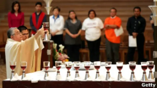 Епископ Завала во время службы (снимок 2005 года)