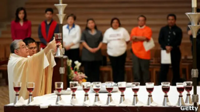 Foto de archivo de una misa de Gabino Zavala (2005)