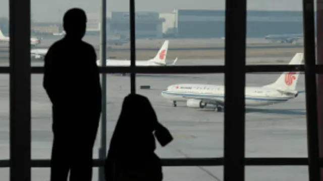 Pengunjung melihat pesawat di Beijing Capital Airport pada 2011 lalu. 