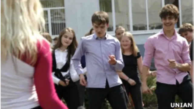 школярі під час уроку фізкультури у школі